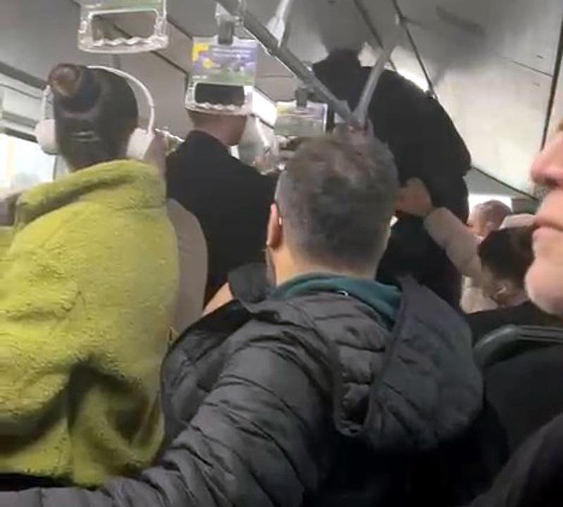 Metrobüste boş koltuk kavgasında aracın tutunma demirine tırmanıp yumruk attı. (DHA)