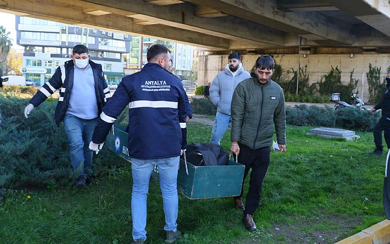 Antalya'da üst geçidin altında battaniyeye sarılı ceset bulundu (Fotoğraf: İHA)