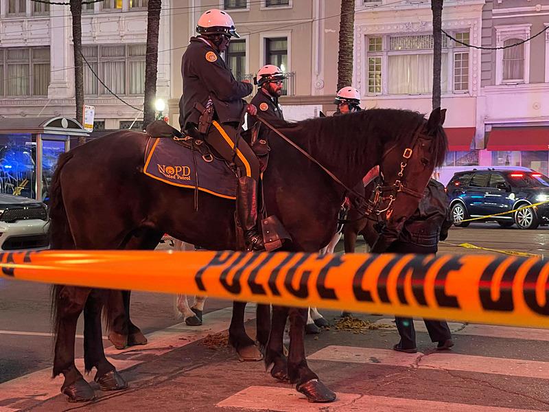 Polis, New Orleans, Louisiana'nın Fransız Mahallesi'nde Canal Street ve Bourbon Street'in kesiştiği noktayı kordon altına aldı, AFP