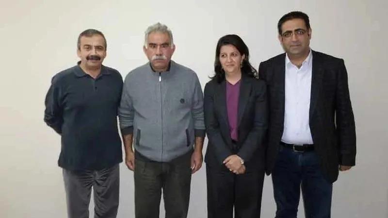 HDP/DEM'li isimler Pervin Buldan Sırrı Süreyya Önder ve İdris Baluken 2014 yılında İmralı'da PKK elebaşı Öcalan ile görüşmüştü (Takvim.com.tr Arşiv)