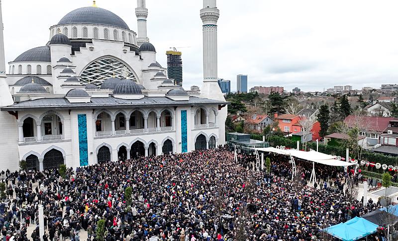 Tedavi gördüğü hastanede vefat eden 79 yaşındaki sanatçı Ferdi Tayfur için Levent Barbaros Hayrettin Paşa Camii' nde cenaze töreni düzenlendi.