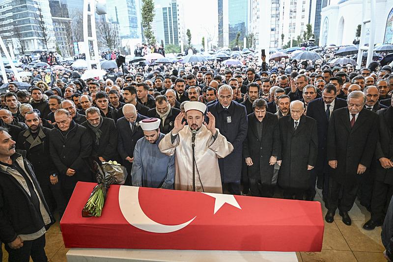 MHP lideri Devlet Bahçeli usta sanatçı Ferdi Tayfur'un cenaze namazında saf tuttu (Fotoğraf: AA)