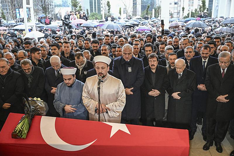 MHP lideri Devlet Bahçeli usta sanatçı Ferdi Tayfur'un cenaze namazında saf tuttu (Fotoğraf: AA)