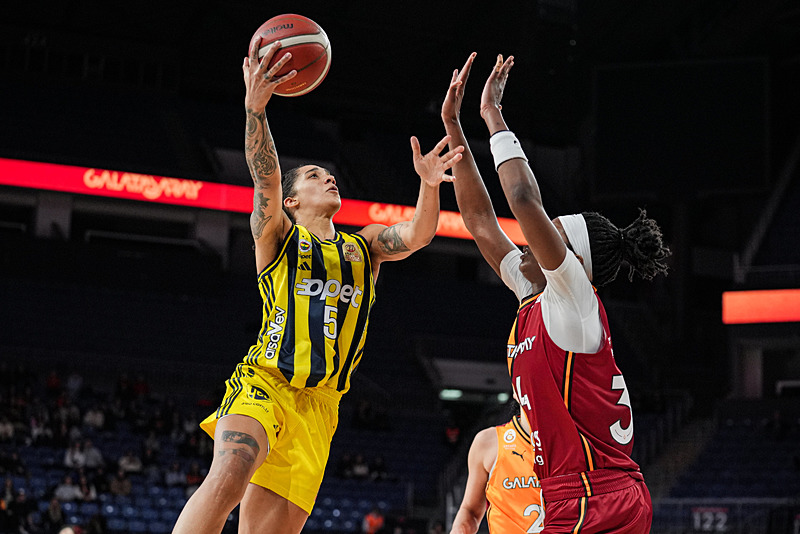 Fenerbahçe Opet yenilmezliğini sürdürdü (AA)