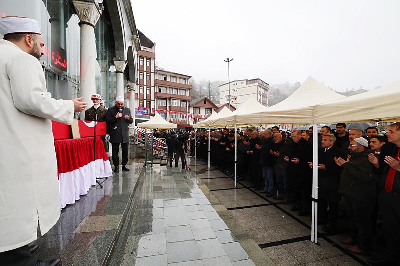 Rize'de hayatını kaybeden Kıbrıs gazisi Muhammet Karslı (88), Güneysu'da Başkan Erdoğan'ın katıldığı cenaze töreniyle son yolculuğuna uğurlandı (DHA)