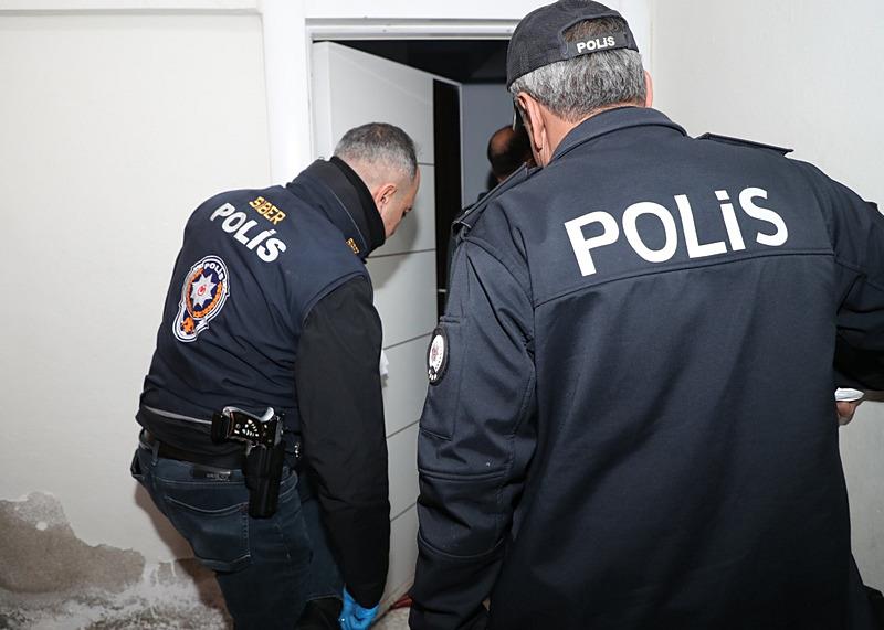 Ekipler, adreslerde arama yaptı. (AA)