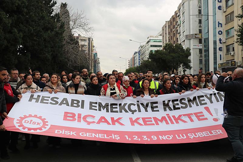 İzmir Büyükşehir Belediyesi'nde maaşlarda yaşanan gecikmeler nedeniyle işçiler eylem başlattı (Fotoğraf: DHA)