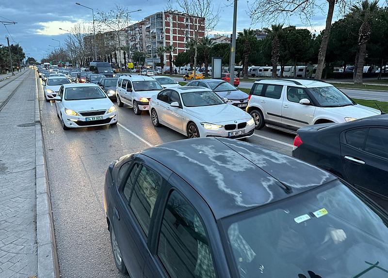 İzmir'de şoförler iş bıraktı trafikte yoğunluk yaşandı (Fotoğraf: AA)