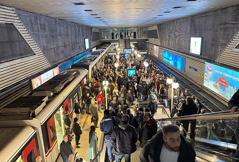 İzmir'de sabah saatlerinde metro seferlerinde de aksama yaşandı (Fotoğraf: AA)