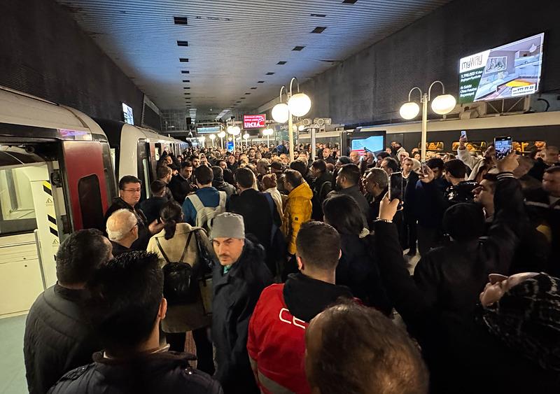 İzmir'de sabah saatlerinde metro seferlerinde de aksama yaşandı (Fotoğraf: AA)