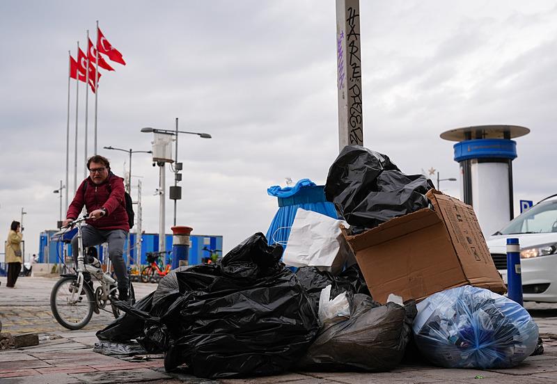 İzmir'de belediye çalışanlarının eylemi nedeniyle sokaklarda çöp yığınları oluştu (AA)