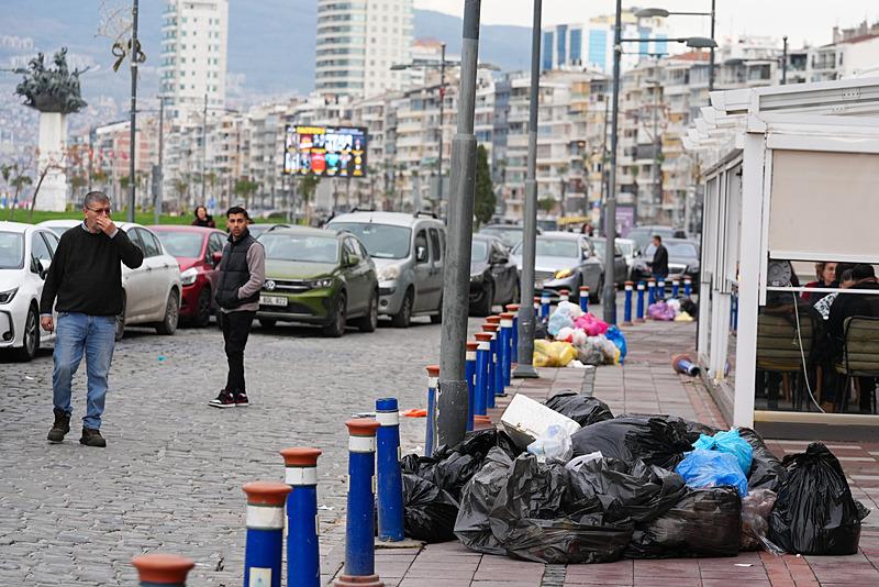 İzmir'de belediye çalışanlarının eylemi nedeniyle sokaklarda çöp yığınları oluştu (AA)