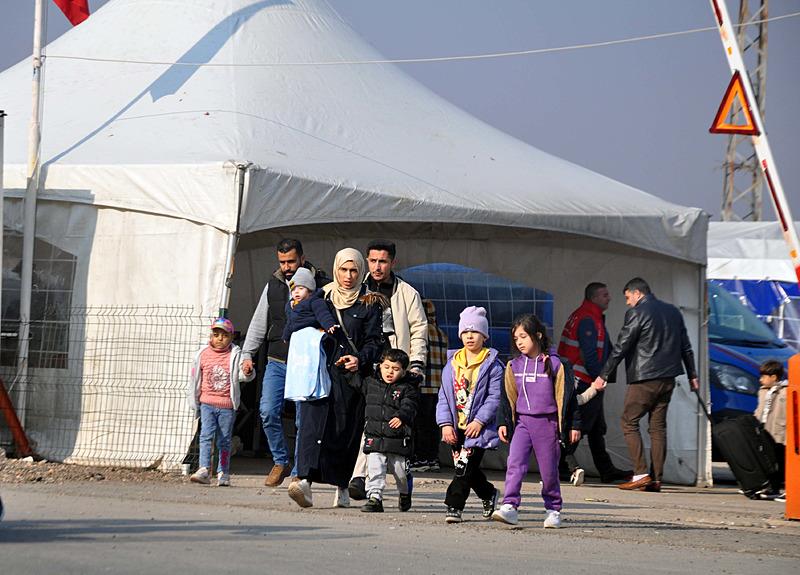 Ülkelerine dönmek isteyen Suriyelilerin Hatay'daki Cilvegözü, sınır kapısından geçişleri devam ediyor (Fotoğraf: AA)