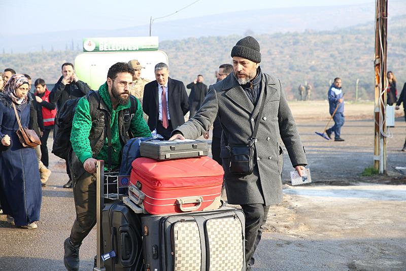 Ülkelerine dönmek isteyen Suriyelilerin Hatay'daki Cilvegözü, sınır kapısından geçişleri devam ediyor (Fotoğraf: AA)