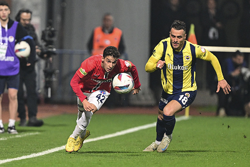 Emirhan Yiğit ve Filip Kostic (AA)