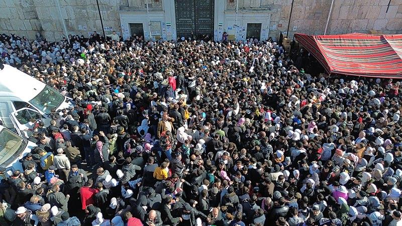 am'daki Emevi Camii'nde beşinci özgür cuma namazı kılınırken izdiham yaşandığı bildirildi, AA