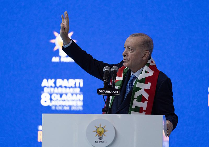 Başkan Erdoğan ve AK Parti Genel Başkanı Recep Tayyip Erdoğan, partisinin Seyrantepe Spor Salonu'nda düzenlenediği Diyarbakır 8. Olağan İl Kongresi'ne katılarak konuşma yaptı