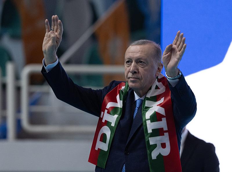 Başkan Erdoğan ve AK Parti Genel Başkanı Recep Tayyip Erdoğan, partisinin Seyrantepe Spor Salonu'nda düzenlenediği Diyarbakır 8. Olağan İl Kongresi'ne katılarak konuşma yaptı