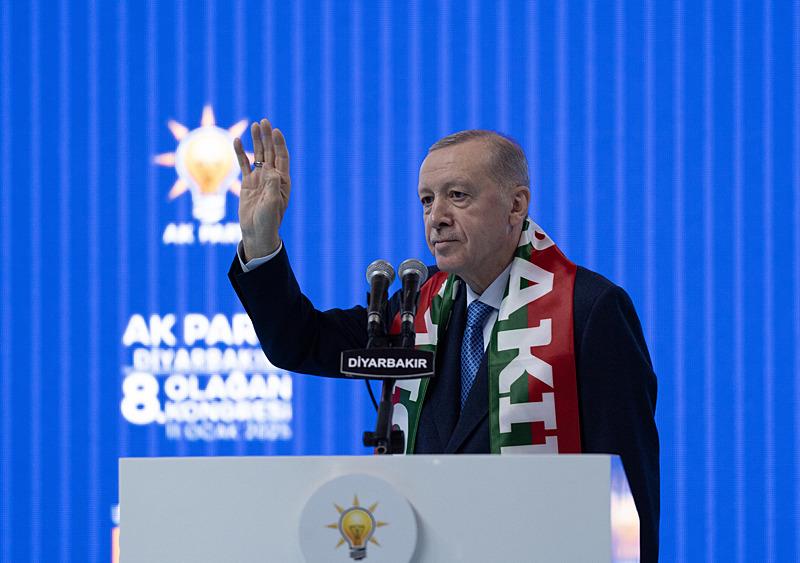 Başkan Erdoğan ve AK Parti Genel Başkanı Recep Tayyip Erdoğan, partisinin Seyrantepe Spor Salonu'nda düzenlenediği Diyarbakır 8. Olağan İl Kongresi'ne katılarak konuşma yaptı