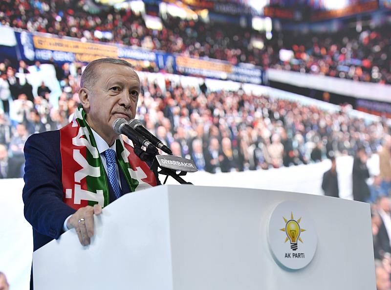 Erdoğan, partisinin Seyrantepe Spor Salonu'nda düzenlediği Diyarbakır 8. Olağan İl Kongresi'ne katılarak konuşma yaptı (AA)