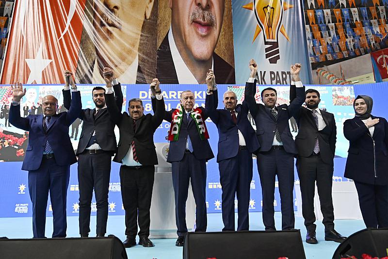 Başkan Erdoğan, partisinin Seyrantepe Spor Salonu'nda düzenlediği Diyarbakır 8. Olağan İl Kongresi'ne katıldı. (AA)