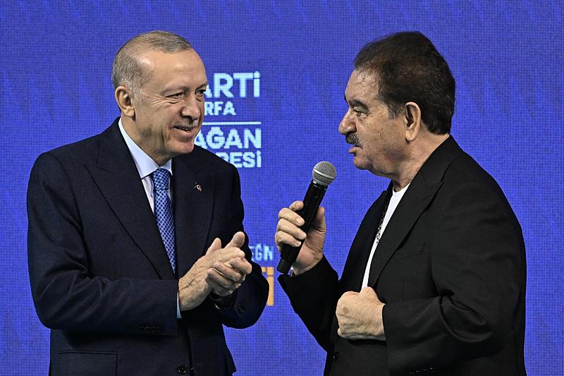 Başkan ve AK Parti Genel Başkanı Recep Tayyip Erdoğan, partisinin GAP Arena Kapalı Spor Salonu'nda düzenlenen Şanlıurfa 8. Olağan İl Kongresi'ne katıldı. Kongreye katılan İbrahim Tatlıses, Başkan Erdoğan'a şarkı söyledi. (AA)