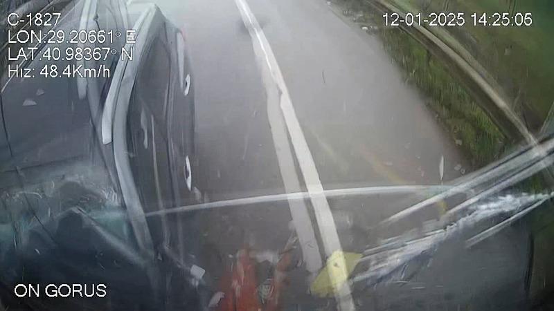 iett-otobusu-ve-cip-kafa-kafaya-carpisti-1-olu-4-yarali-o-anlar-kamerada-1736697473157.jpeg İstanbul Sancaktepe'de İETT otobüsü ile cip çarpıştı: 1 ölü. (DHA)