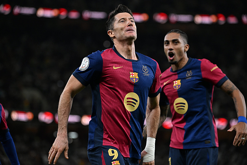 Robert Lewandowski ve Raphinha (EPA)