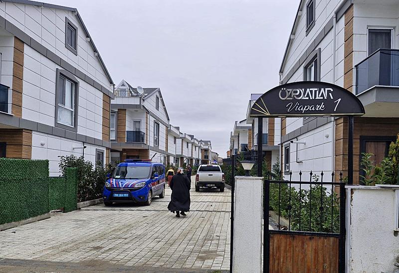 Tekirdağ'ın Marmaraeğrelisi ilçesinde villada anne ile kızı silahla vurulmuş halde ölü, baba ise ağır yaralı olarak bulund (DHA)