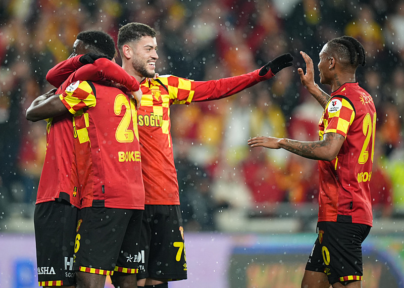 Göztepeli futbolcuları gol sevinci (AA)