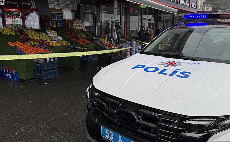 Rize'de bir kadın oğlunu darbettiğini öne sürdüğü market çalışanını vurdu