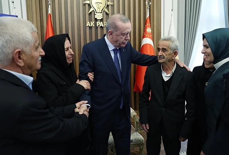 Başkan ve AK Parti Genel Başkanı Recep Tayyip Erdoğan, İkiyaka köyünde PKK'lı teröristlerce katledilen Aykut ve Boz ailelerinin yakınlarını kabul etti. (AA)