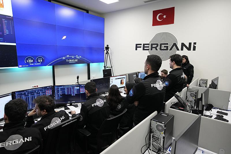 FGN-100-d1 uydusunun fırlatma ve yörüngeye yerleşme yolculuğu Fergani Uzay Üst Yöneticisi (CEO) Selçuk Bayraktar ve ekibi tarafından takip edildi. (AA)