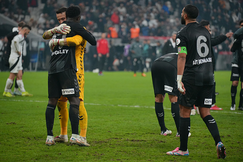 Kingsley Schindler'in topu çıkardığı pozisyon sonrasında Samsunsporlu oyuncular büyük sevinç yaşadı (İHA)