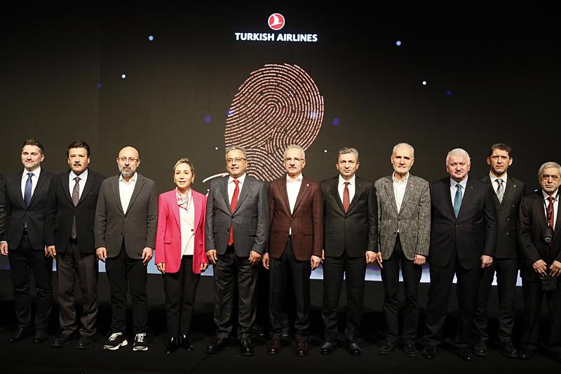Ulaştırma ve Altyapı Bakanı Abdulkadir Uraloğlu, Antalya'da düzenlenen Türk Hava Yolları'nın Yönetim Zirvesi'ne katıldı. (AA)