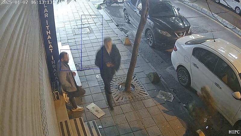 Kağıthane'de bir şüpheli, iş yerinin önünde duran alet çantasını çalarak kaçtı. (İHA)