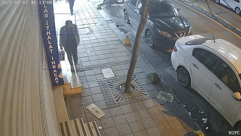 Hırsızlık anı anbean görüntülendi. (İHA)