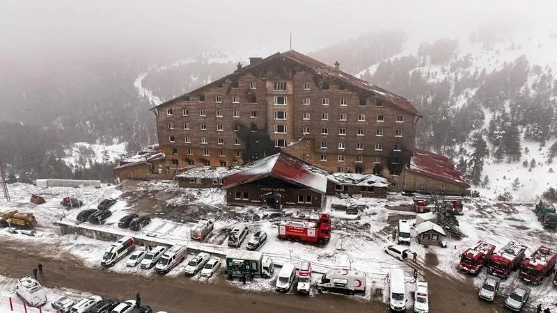 Yangından kurtulan otel personeli: İnsanlar çocuklarını hayatta kalabilsin diye aşağıya atmak zorunda kaldı. (Fotoğraf: takvim.com.tr foto arşiv)