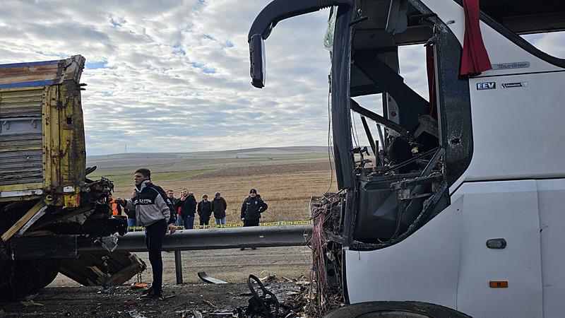 Konya'da yolcu otobüsünün kamyona arkadan çarpması sonucu 3 kişi hayatını kaybetti, 33 kişi yaralandı. (DHA)