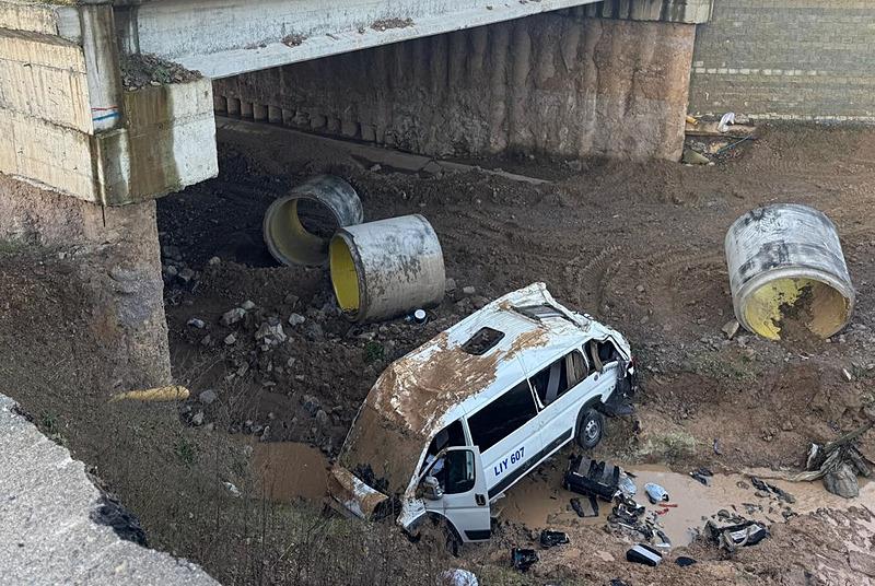 Tuzla'da servis şarampole yuvarlandı (Fotoğraf: AA)