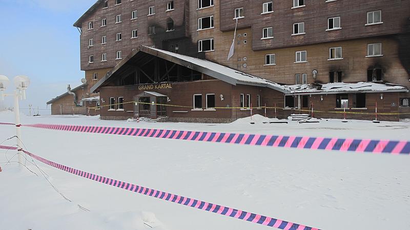 Bolu'da yanan otelin çevresinde güvenlik çemberi, DHA