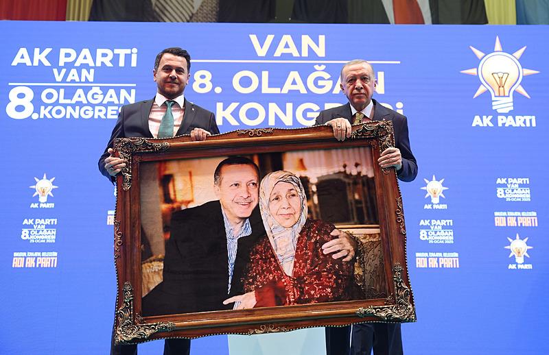 Başkan Erdoğan'a, annesi Tenzile Erdoğan ile olan bir fotoğrafı hediye edildi (AA)