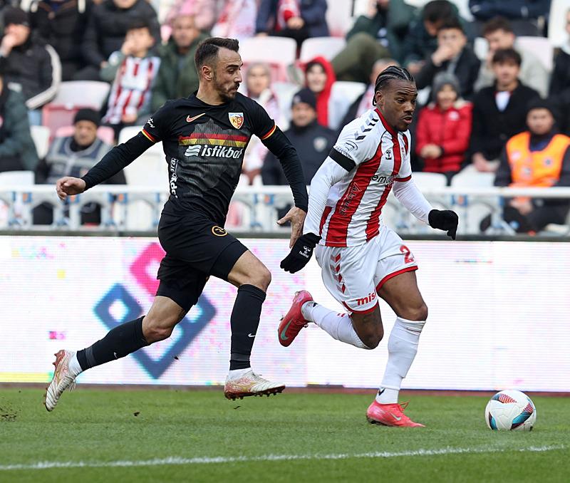 Sivasspor Kayserispor'u farklı yendi. (AA)