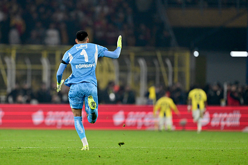 İrfan Can Eğribayat takımının attığı üçüncü gol sonrası sevinç yaşadı. (AA)