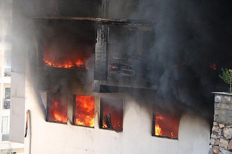 Alanya'da tadilat yapılan otelde çıkan yangın söndürüldü. (AA)