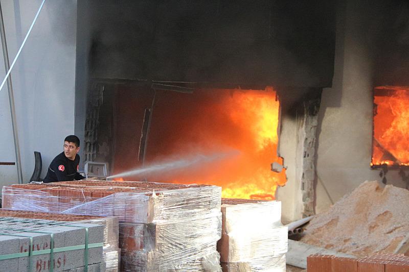 Alanya'da tadilat yapılan otelde çıkan yangın söndürüldü. (AA)
