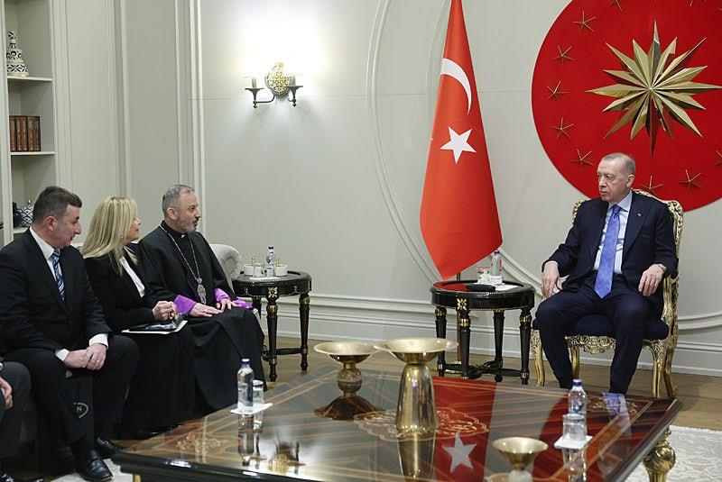 Başkan Erdoğan Türkiye Ermeni Katolik Cemaati Ruhani Reisi Kazancıyan'ı kabul etti (Takvim.com.tr)
