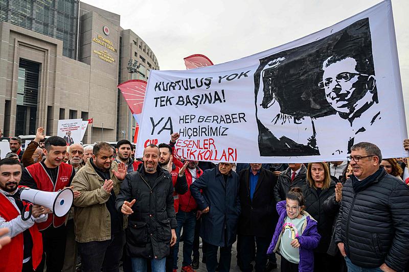 CHP örgütleri TKİP ve DHKP-C gibi terör örgütleriyle özdeşen sloganı atarak polise saldırdı (Çağlayan Adliyesi /Fotoğraf: AA)