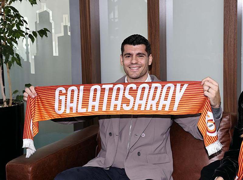 Alvaro Morata Galatasaray atkısıyla poz verdi (İHA)