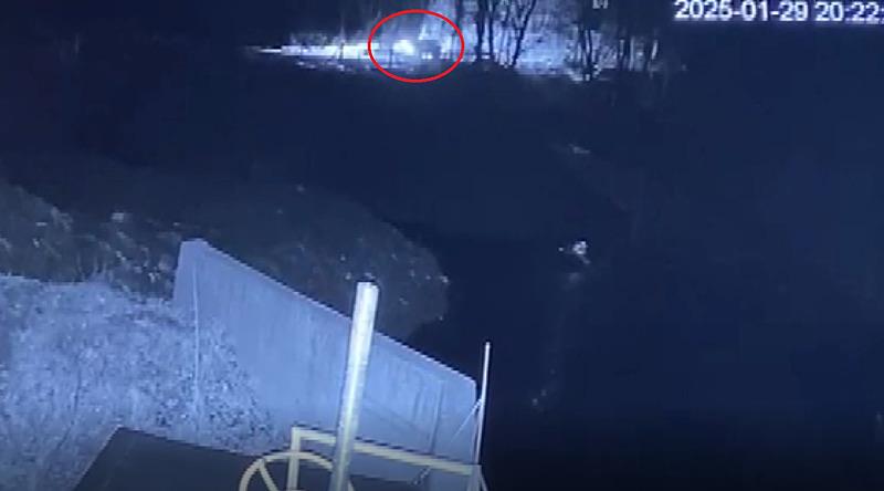 Yalova'da içme suyu arıtma tesisinde oluşan köpüklenme nedeniyle başlatılan soruşturma kapsamında tutuklanan köy muhtarı Yüksel T.'nin aracının Kurtköy Deresi çevresinde görüldüğü anların kamera görüntüsü ortaya çıktı. (Fotoğraf: DHA)